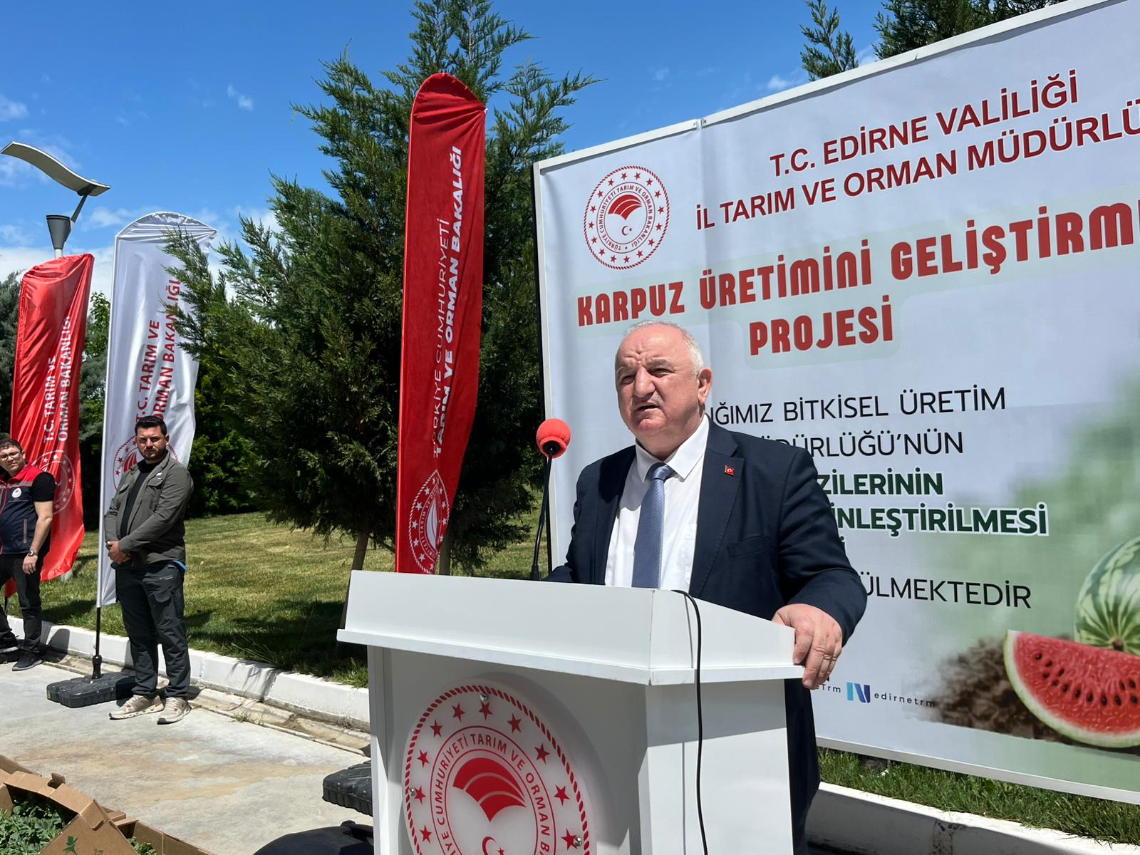 Edirne’de tarımsal üretimi çeşitlendirmek ve çiftçi gelirlerini artırmak amacıyla hayata geçirilen proje kapsamında, üreticilere %75’e varan hibe desteğiyle 60 bin adet aşılı karpuz fidesi dağıtıldı.